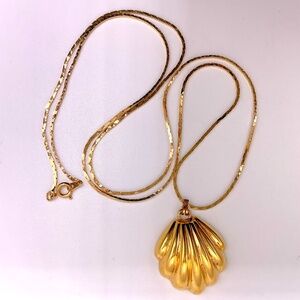 Vintage MONET Gold Tone Scallop She’ll Pendant Necklace 30”